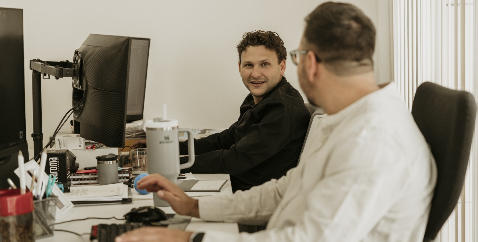 Dos personas del equipo trabajando