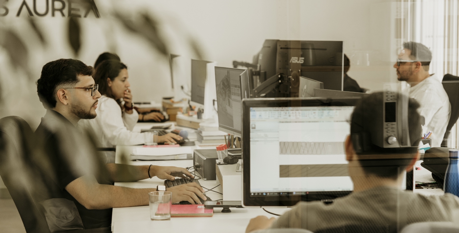 Equipo trabajando en nuevos proyectos