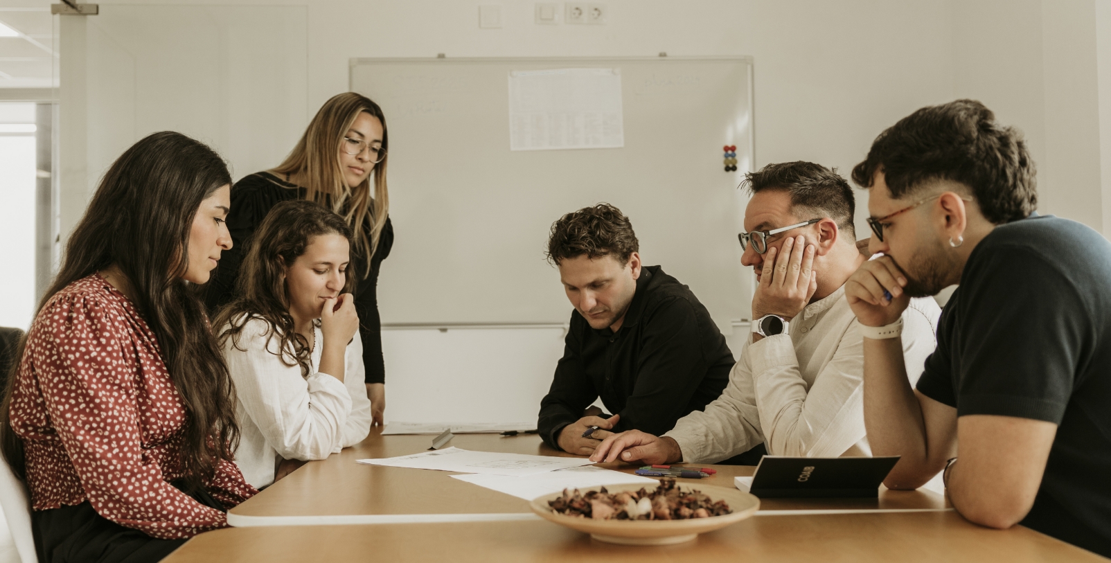 Equipo revisando proyectos arquitectónicos